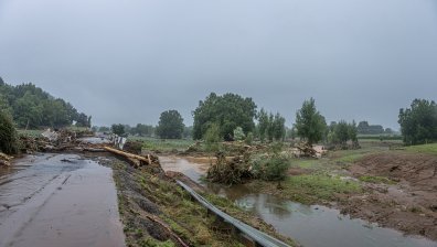 Буря в Нова Зеландия затвори училища, отмени полети и остави хиляди без ток