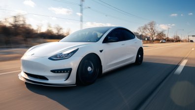 Tesla на автопилот за малко да убие собственика си