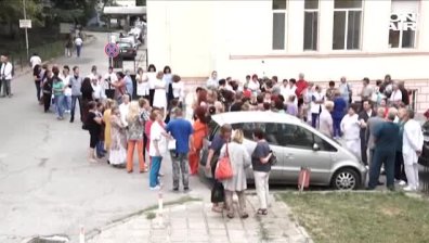 Медиците от болницата в Ямбол излязоха на протест