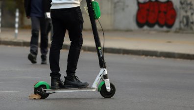 Мъж с тротинетка пострада при удар в кола във Велико Търново