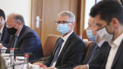 Денков: Гарантирали сме за първокласниците присъствие на 15 септември