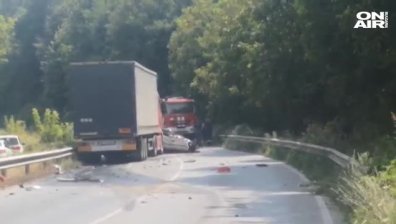Двама загинаха след ужасен удар между ТИР и лека кола