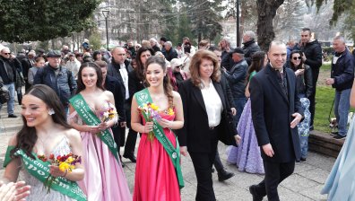 Йотова: Наш дълг е да завещаем на младите хора мир и възможност за развитие