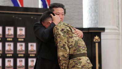 Медали от Ким Чен Ун за севернокорейските военни от фронта в Украйна (+СНИМКИ)