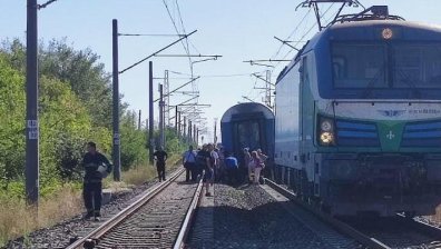 Дерайлира вагон на бързия влак от Бургас за София