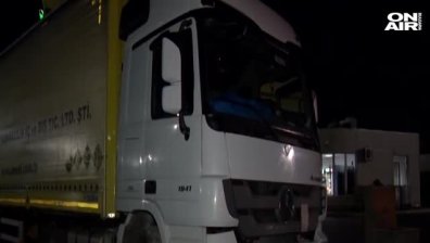 Екшън с турски шофьор: Забива се в ТИР на бензиностанция, после иска да бяга и подкупва