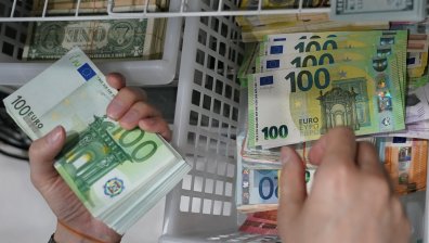 ЕЦБ наблюдава внимателно спада на еврото заради потребителските цени