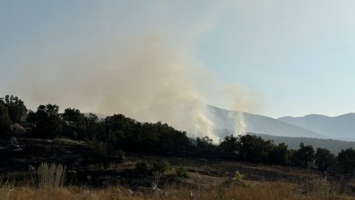 Подозират човешка грешка за пожара край Мъглиж, частично е локализиран