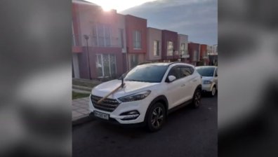 Престъпление от омраза: Забиха кирка в колата на украинка в Бургас