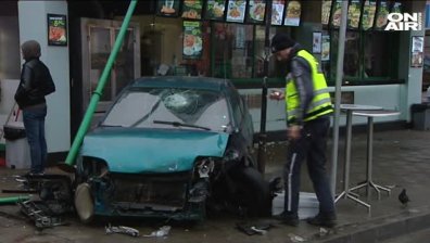Кола се заби в заведение за бързо хранене в София