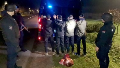 Арестуваха девет трафиканти на мигранти в РСМ, сред тях - полицай и непълнолетни