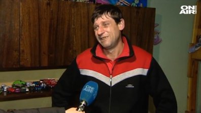 Сълзите от щастие на един баща: Намери се дом за Тодор и четирите му деца
