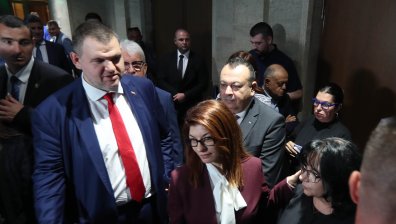 Пеевски за бронетранспортьорите "Страйкър": Ако Тагарев изисква нещо, да си подаде оставката