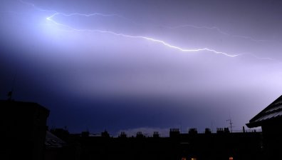 Силни бури в Чехия нанесоха материални щети и затруднения в транспорта