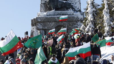 "Омраза към миналото": Нажежиха се политическите страсти около смяната на националния ни празник
