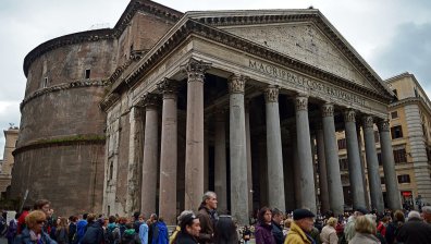 Турист загина след падане от Пантеона в Рим