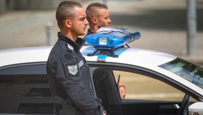 Служители на МВР почетоха паметта на загиналите полицаи с едноминутно мълчание