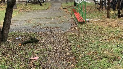 От HelpBook: В столичен район градинка от месеци тъне в боклуци и железа