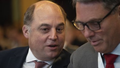 Британският министър на отбраната Бен Уолъс ще подаде оставка