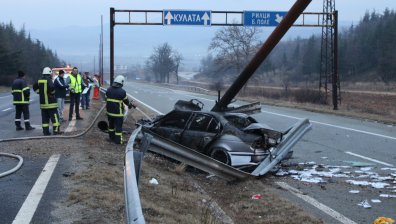Редник и цивилни са спасили двамата оцелели в тежката катастрофа край Благоевград