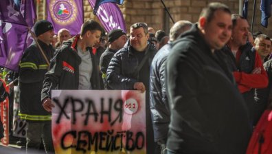 Пожарникарите блокираха ключови булеварди в София: Не си играй с огъня