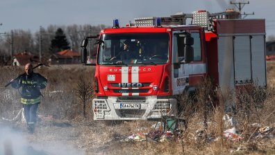 Опасност от взрив! Пожар гори на метри от бензиностанция в Харманли