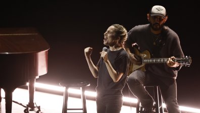 Лейди Гага плени "Оскарите" по скъсани дънки и без грим