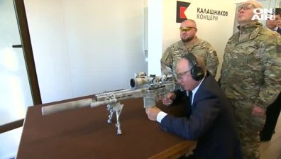 Путин демонстрира точен мерник в полигон на "Калашников"