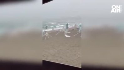 Мощна буря връхлетя Ахтопол, нанесени са поражения върху плажната ивица