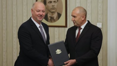 Познати лица, изненади и само една жена: Кой кой е в проектокабинета "Желязков"