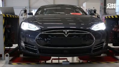 Автопилотът на Tesla разби кола в бус, уби шофьора си на място