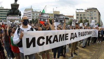 Собственици на заведения на протест, персоналът е със сертификат, но напуска