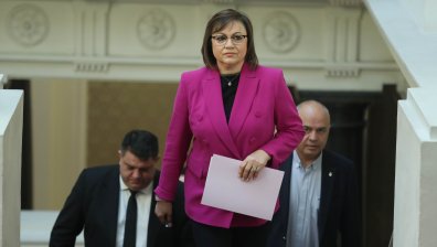 Нинова се присъедини към протестиращите пред НС и им обеща гореща борба за повече пари