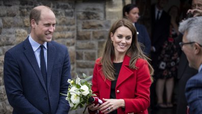 Уилям и Кейт, новите принц и принцеса, с първо посещение в Уелс (+СНИМКИ)