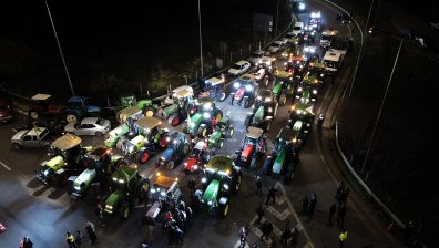 "Без нас няма да ядете": Националният протест на фермерите блокира Гърция