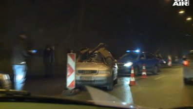 Лампа в тунел "Ечемишка" падна върху автомобил, една жена е загинала