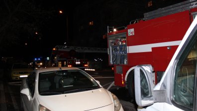 Култово кафене в Перник изгоря, възрастна жена пострада при евакуацията на жилищен блок