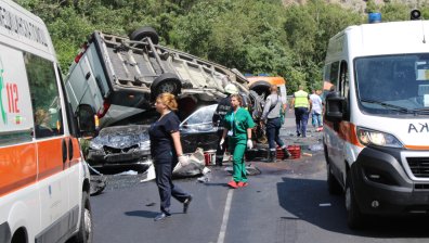 Двама загинали, семейство с бебе и дете на 3 г. са в болница след катастрофата край Кресна