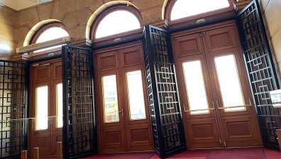 Министерството на културата глоби НС заради решетките: Да се премахнат