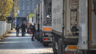 Дълга опашка от камиони се изви пред склада с машините за гласуване