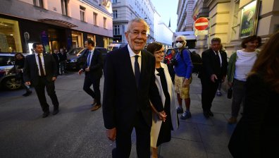 Австрийският президент Александър ван дер Белен печели над 50% изборите