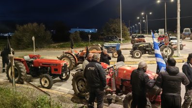 Блокадата в Гърция: Пътници между тракторите, за да не изпуснат полета си в Солун