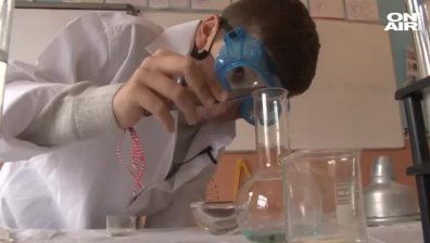 Петокласник написа помагало по химия за учениците от 7 клас