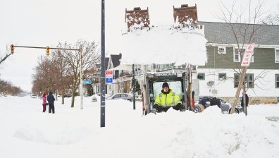 Хора едва оцеляват в коли, затрупани от снежни преспи в САЩ, няма гориво за снегорини