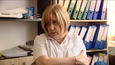 Абсурдна ситуация: Пациент наби лекарката си, тя обаче е длъжна да продължи да го лекува