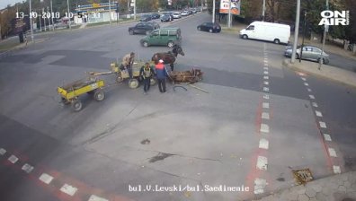 Ромски каруци връхлетяха автомобил в Хасково