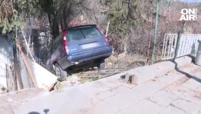 Кола се заби в двор на къща в "Княжево", други 4 се нанизаха на входа на София