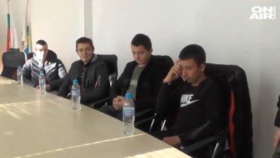 Наградиха за геройството им момчетата, спасили възрастни хора от Дома в Рояк