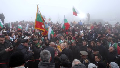 Политическа престрелка между Радев и Караянчева на Шипка