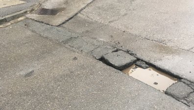 Сигнал в Helpbook за опасна дупка на натоварен столичен булевард